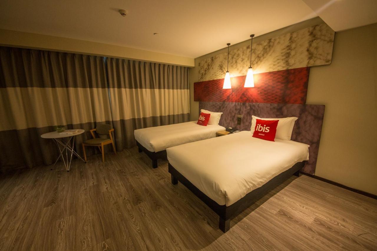 Ibis Urumqi Weixing Square Hotel Esterno foto