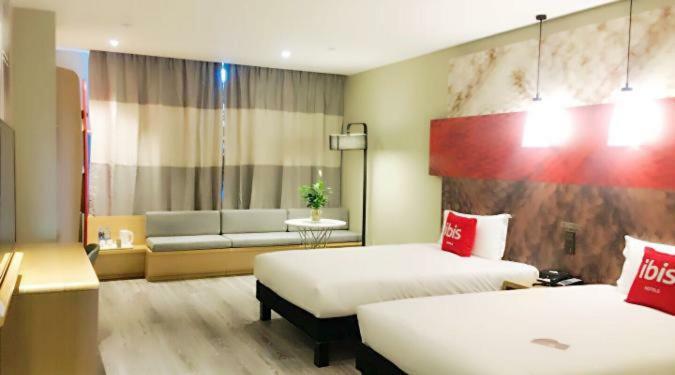 Ibis Urumqi Weixing Square Hotel Esterno foto