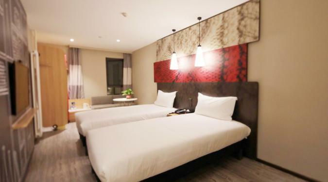 Ibis Urumqi Weixing Square Hotel Esterno foto