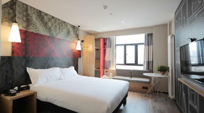 Ibis Urumqi Weixing Square Hotel Esterno foto