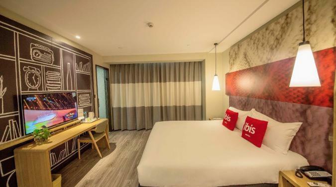 Ibis Urumqi Weixing Square Hotel Esterno foto