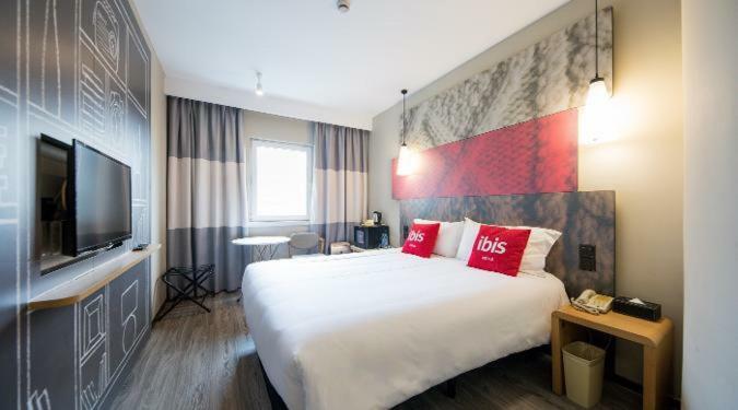 Ibis Urumqi Weixing Square Hotel Esterno foto